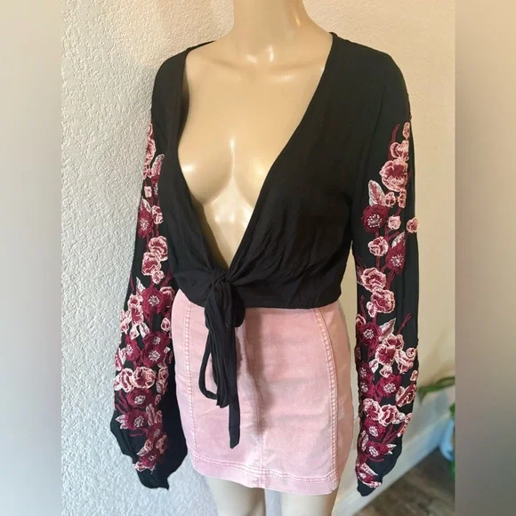 EMORY PARK Y2K Style Black & Pink Floral Embroidered Women's Tie-Waist Top - Picture 4 of 8